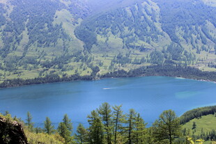 高山环抱中的静谧蓝湖