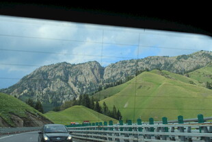 公路边的青山美景