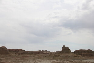 荒凉戈壁中的奇特地貌