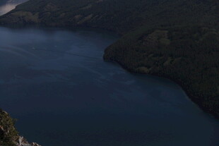 俯瞰静谧蓝色湖泊