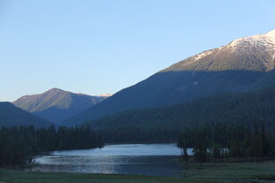 山间静谧湖景风光