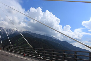 山间大桥与蓝天白云美景