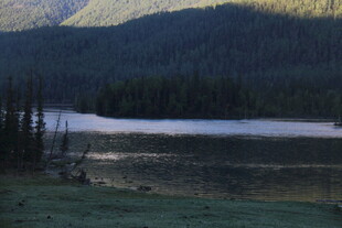 山间晨雾笼罩的静谧湖泊