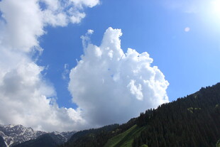 高山之巅的壮丽云朵