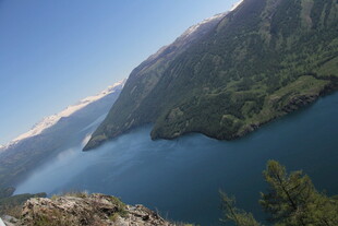 高山环抱的静谧蓝色湖泊
