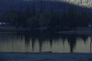 宁静湖畔山林倒影美景