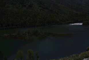 静谧山水间的自然风光