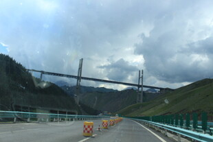 高山间的壮观桥梁公路