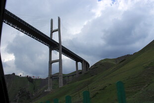高架桥横跨山间景色