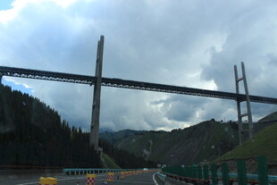 高山上的宏伟桥梁景观