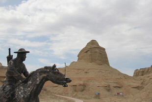 沙漠骑马雕像 壮丽景观