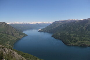 高山环抱的静谧蓝色湖泊