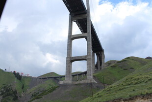高架桥横跨青山