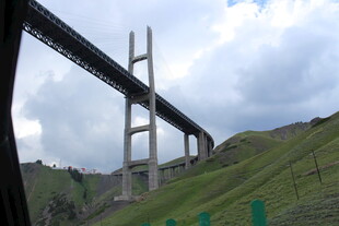 壮观桥梁横跨山间