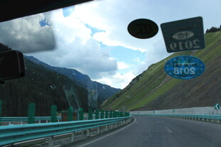 公路驰骋赏山间美景