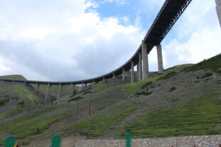 高架桥横跨青山