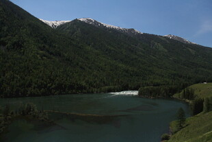 青山绿水间的宁静湖泊