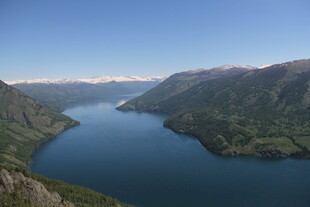壮丽山水间的静谧湖泊