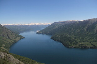 壮丽山水间的静谧湖泊