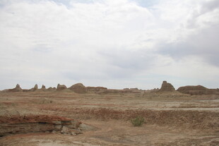 荒凉戈壁中的古老遗迹