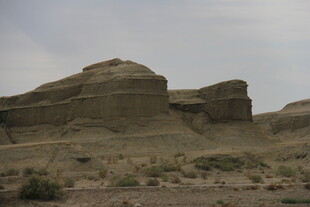 荒凉戈壁中的奇特岩石景观