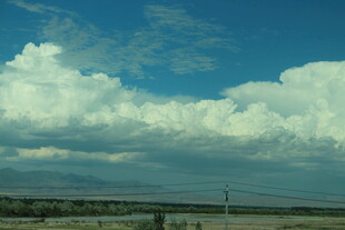 蓝天白云下的开阔风景