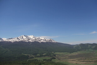 壮丽雪山下的广袤原野