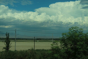 田野上空的蓝天白云景象