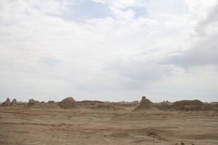 荒凉戈壁地貌景观