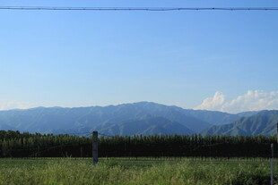 草原远山蓝天美景