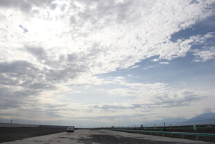 公路上的蓝天白云美景