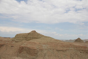 荒凉戈壁山丘景观