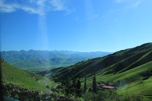 青山蓝天间的秀丽山谷