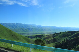 山间公路旁的壮丽风景
