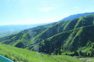 翠绿山峦 自然风光如画