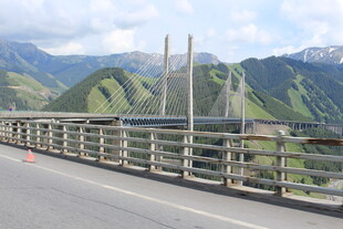 山间公路桥梁风景