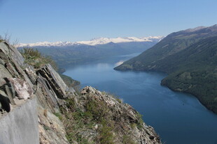 高山湖畔壮丽风景
