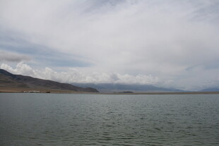 宁静湖面与远处山峦