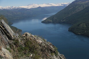 高山湖泊壮丽自然景观