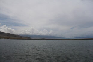 广阔湖面与天边低垂云层