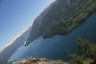 高山下的静谧蓝色湖泊