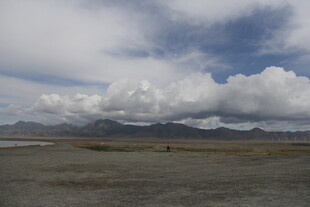 广袤草原上的蓝天白云