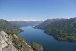壮丽山水间的静谧湖泊