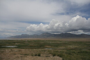 草原远山与天空壮丽景致