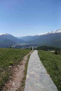 山间小径 通往远方美景