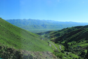 青山连绵的秀丽山谷景色