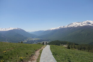 山间小径 邂逅自然美景