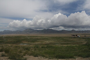 广袤草原与远处山峦风景