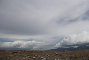 旷野之上的厚重云层