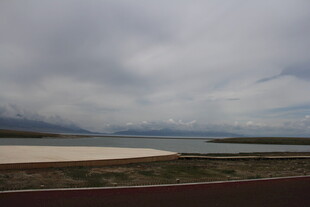 公路边的湖景与多云天空